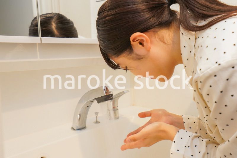 顔を洗う若い女性