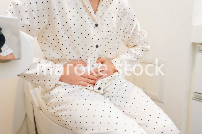 トイレで腹痛に苦しむ若い女性