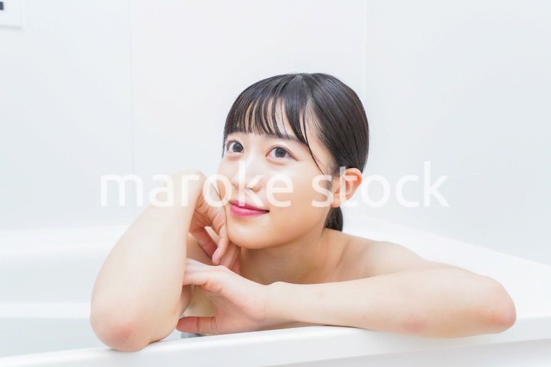 お風呂でお湯に浸かる若い女性