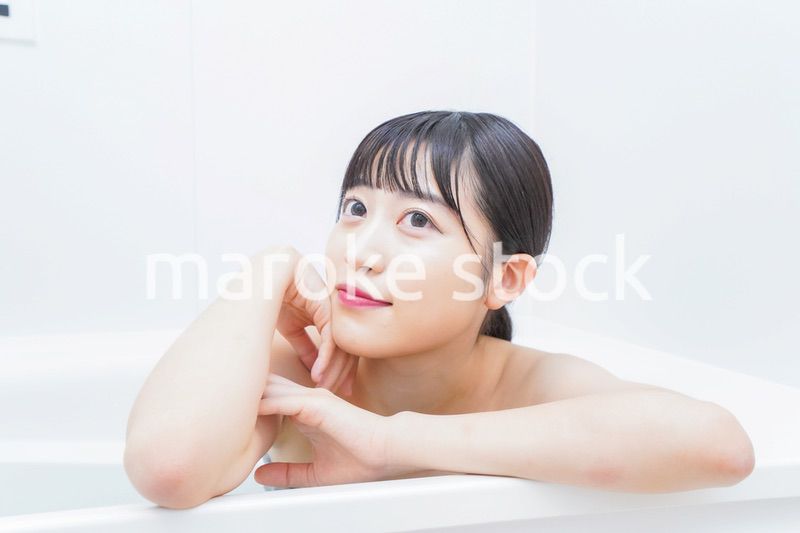 お風呂でお湯に浸かる若い女性