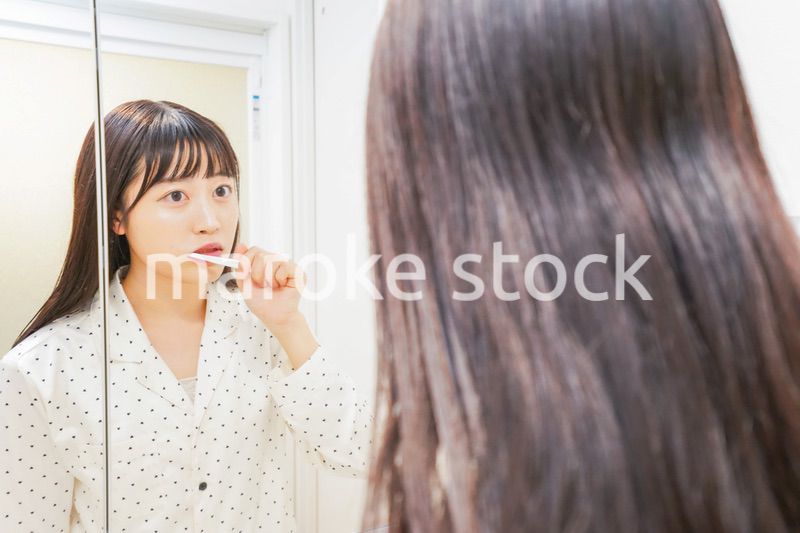 寝る前に歯磨きをする若い女性