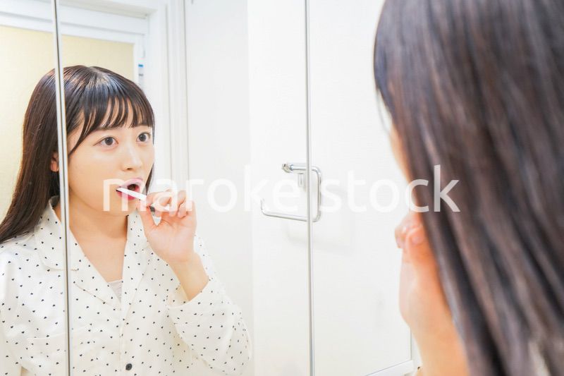 寝る前に歯磨きをする若い女性