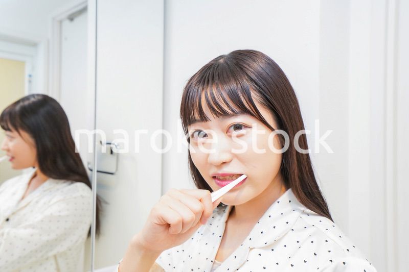 寝る前に歯磨きをする若い女性