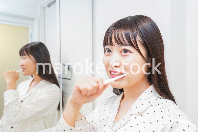 寝る前に歯磨きをする若い女性