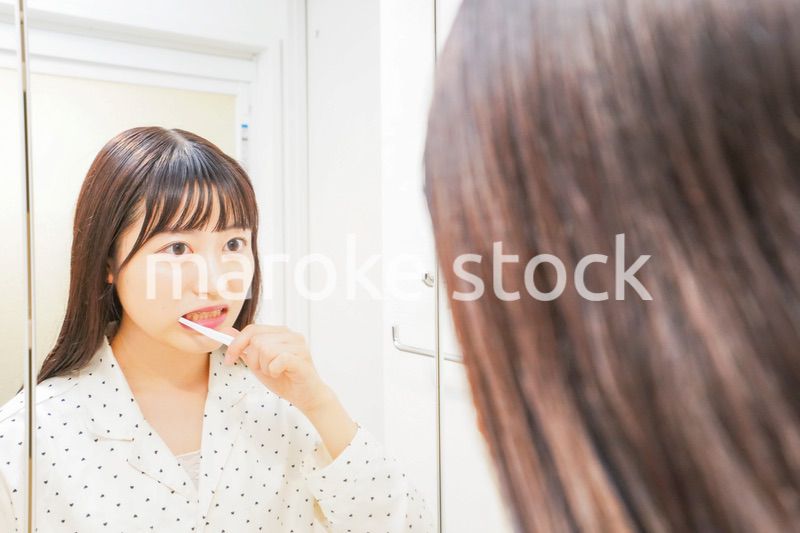 寝る前に歯磨きをする若い女性