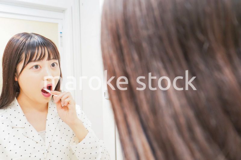 寝る前に歯磨きをする若い女性