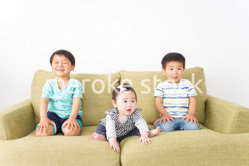 家で楽しく遊ぶ子どもたち