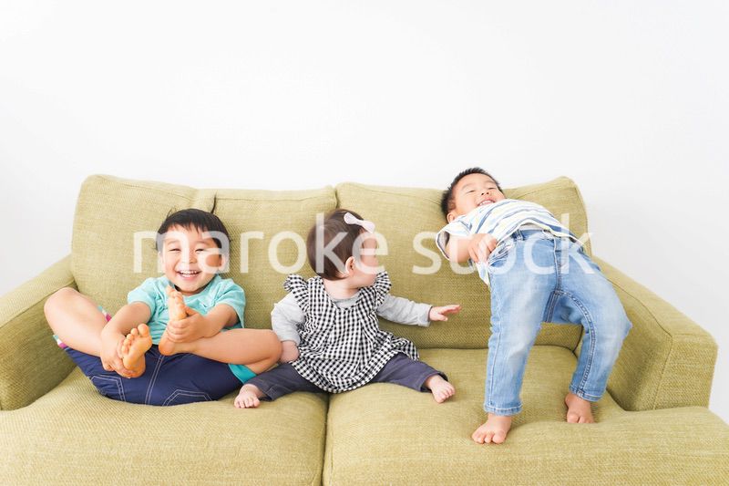 家で楽しく遊ぶ子どもたち