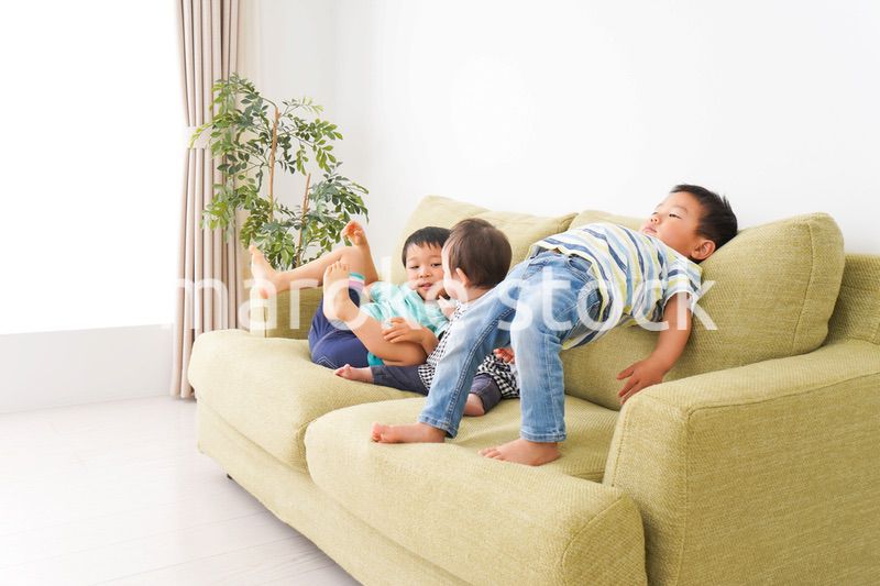 家で楽しく遊ぶ子どもたち