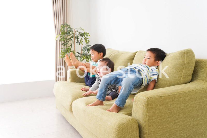 家で楽しく遊ぶ子どもたち