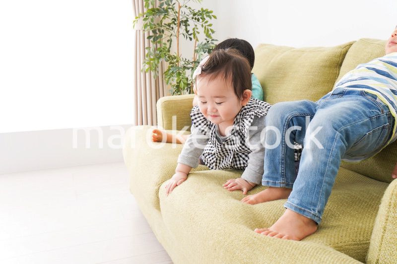 家で楽しく遊ぶ子どもたち