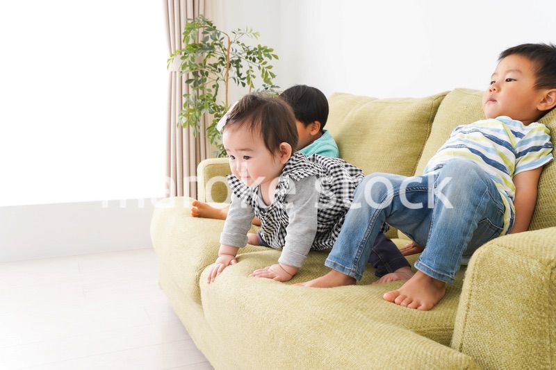 家で楽しく遊ぶ子どもたち