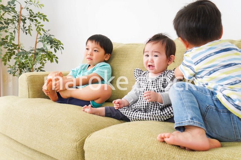 家で楽しく遊ぶ子どもたち