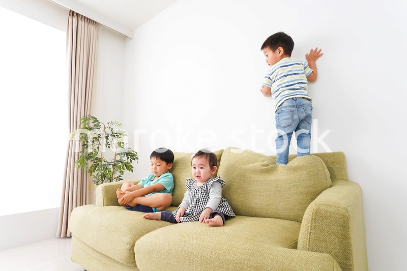 家で楽しく遊ぶ子どもたち