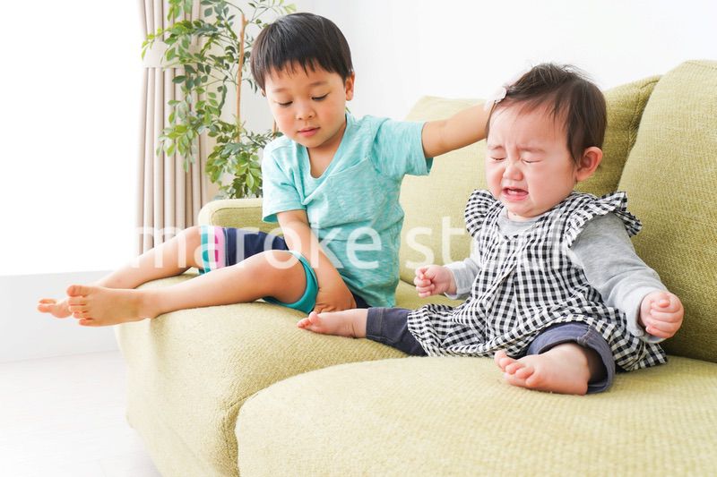 泣いている友達を慰める男の子