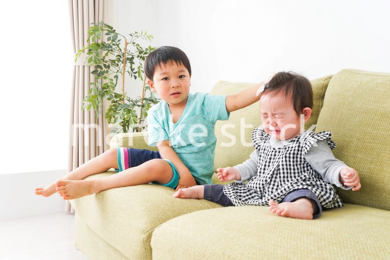 泣いている友達を慰める男の子