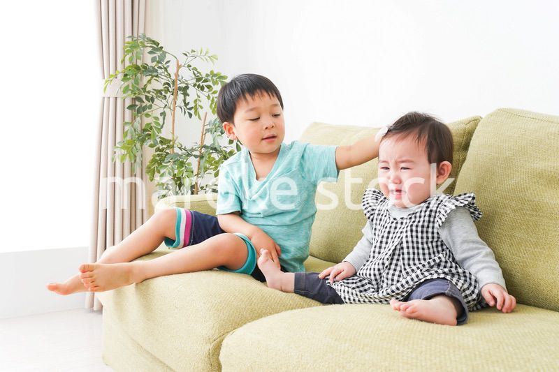 泣いている友達を慰める男の子