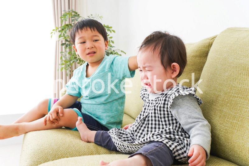 泣いている友達を慰める男の子