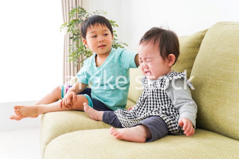 泣いている友達を慰める男の子