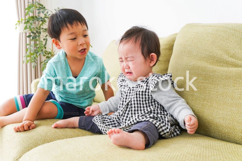 泣いている友達を慰める男の子