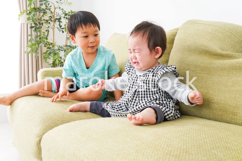 泣いている友達を慰める男の子