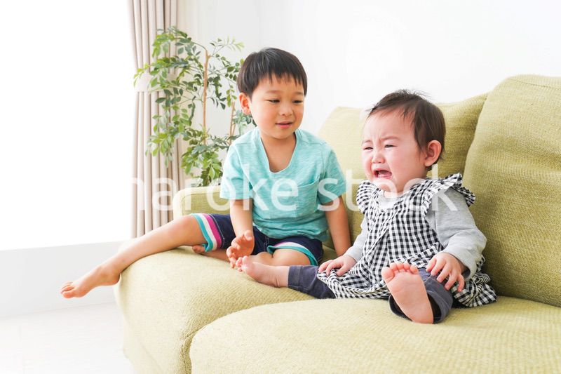 泣いている友達を慰める男の子