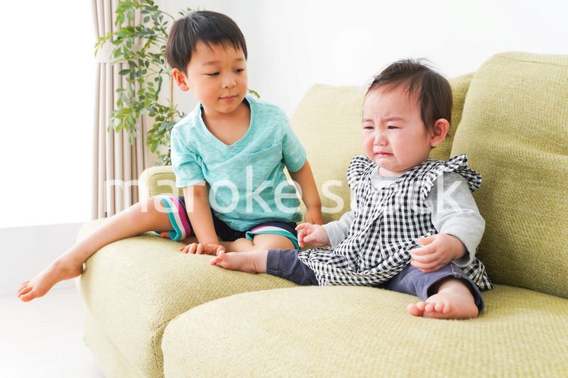 泣いている友達を慰める男の子