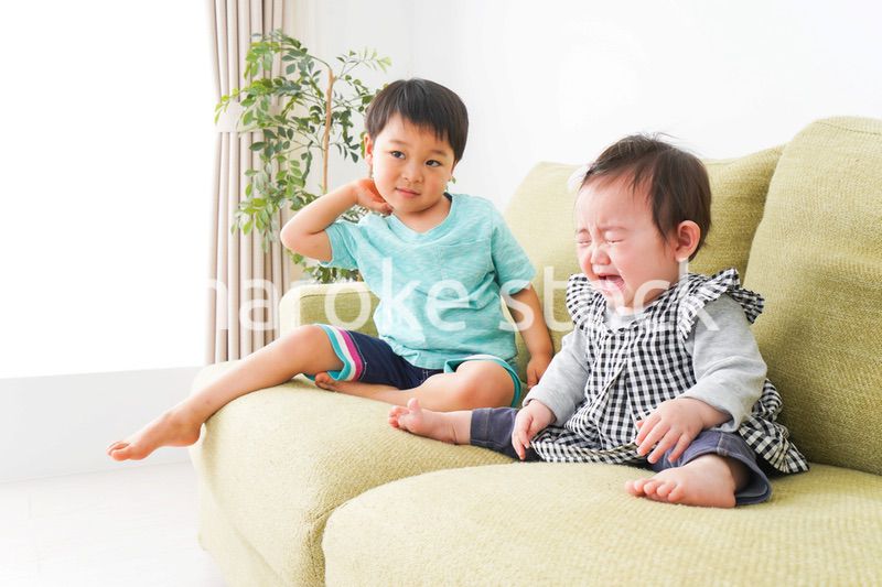 泣いている友達を慰める男の子