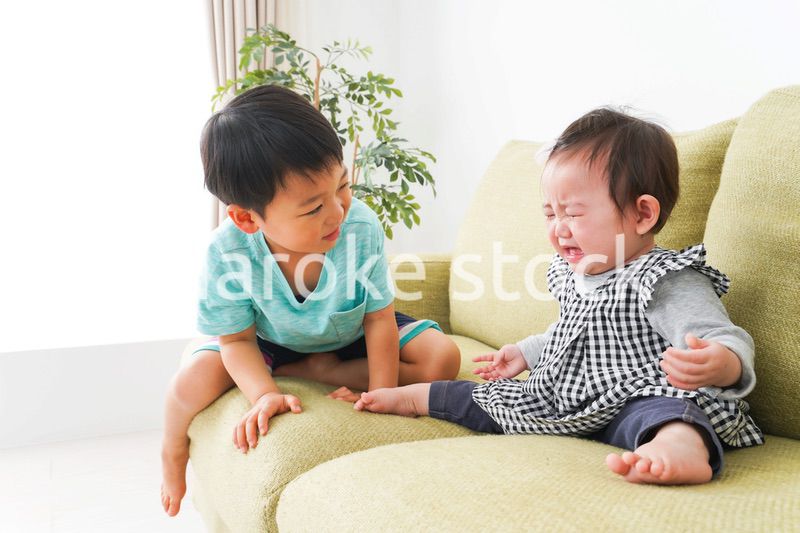 泣いている友達を慰める男の子