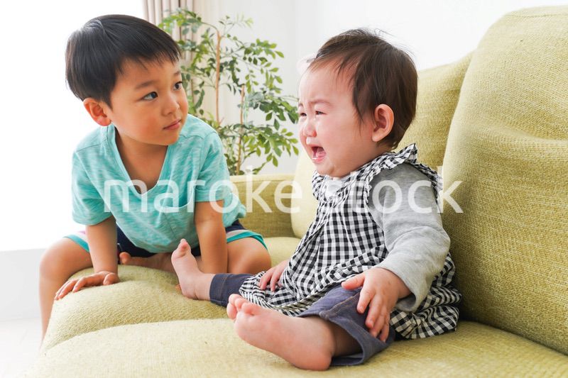 泣いている友達を慰める男の子