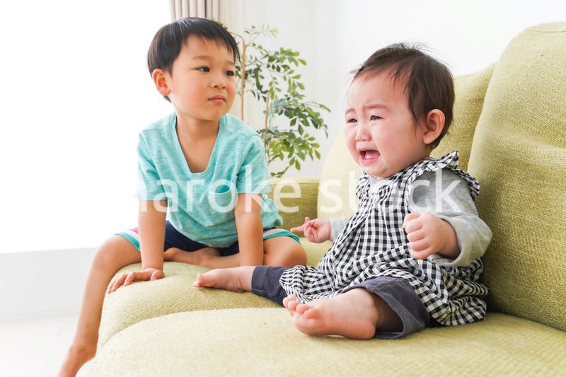 泣いている友達を慰める男の子