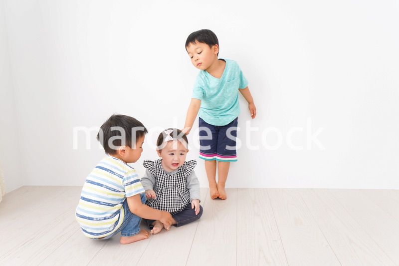 家で楽しく遊ぶ子どもたち