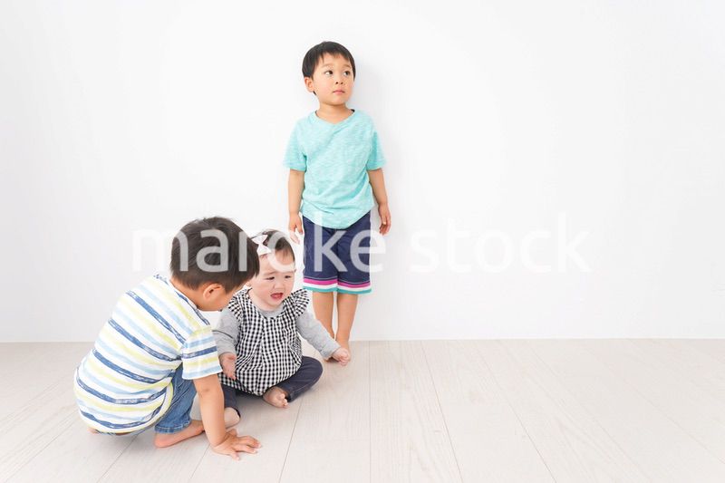 家で楽しく遊ぶ子どもたち