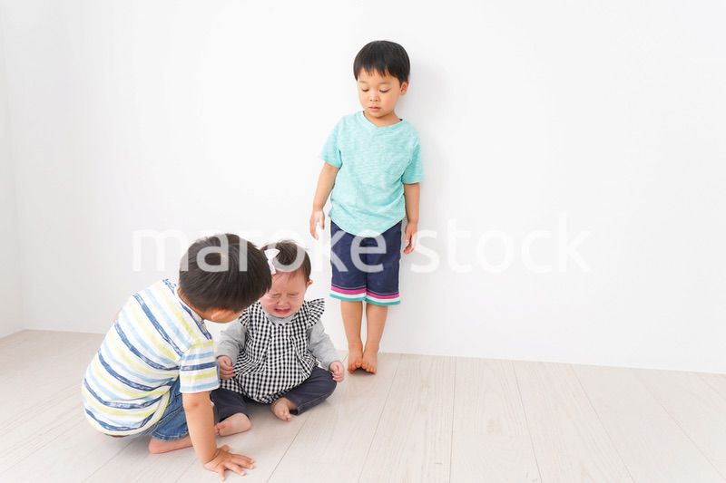 家で楽しく遊ぶ子どもたち