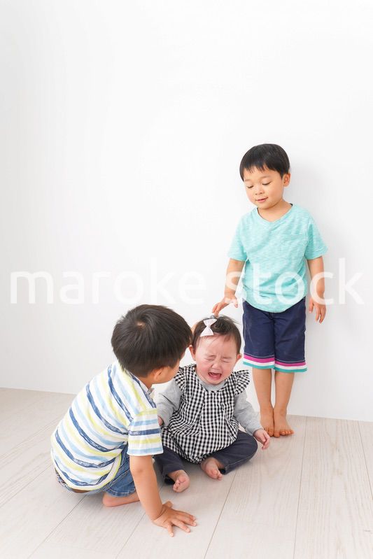 家で楽しく遊ぶ子どもたち