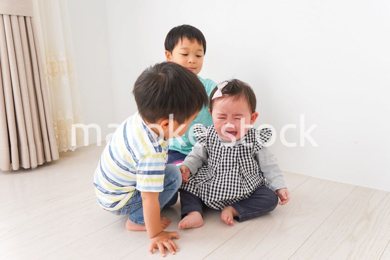 家で楽しく遊ぶ子どもたち