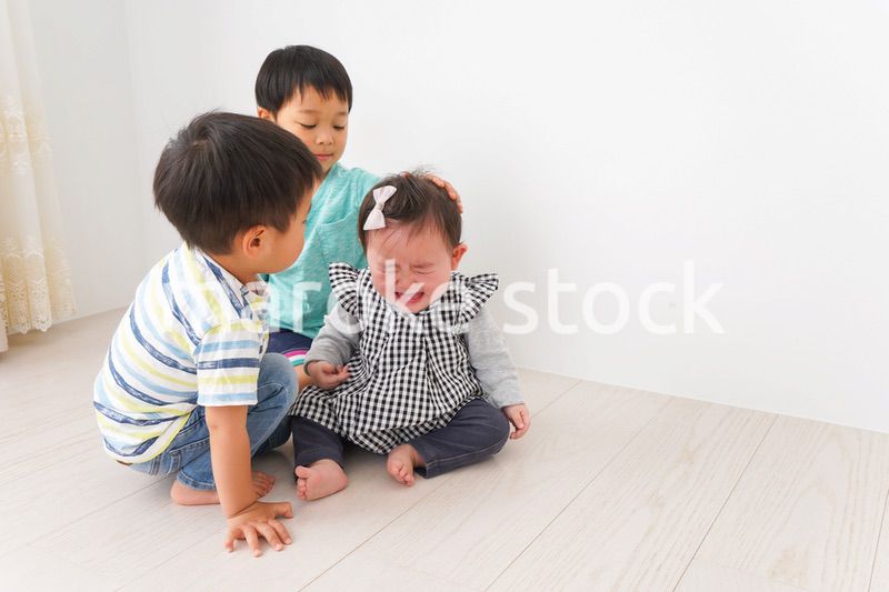 家で楽しく遊ぶ子どもたち