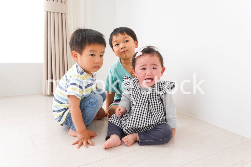 家で楽しく遊ぶ子どもたち