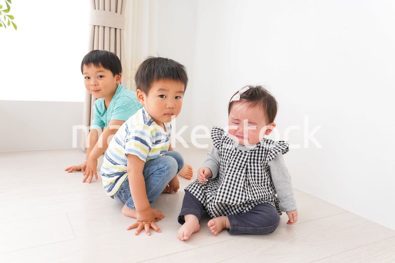 家で楽しく遊ぶ子どもたち