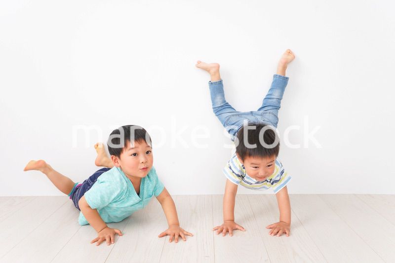 幼稚園で楽しく遊ぶ男の子