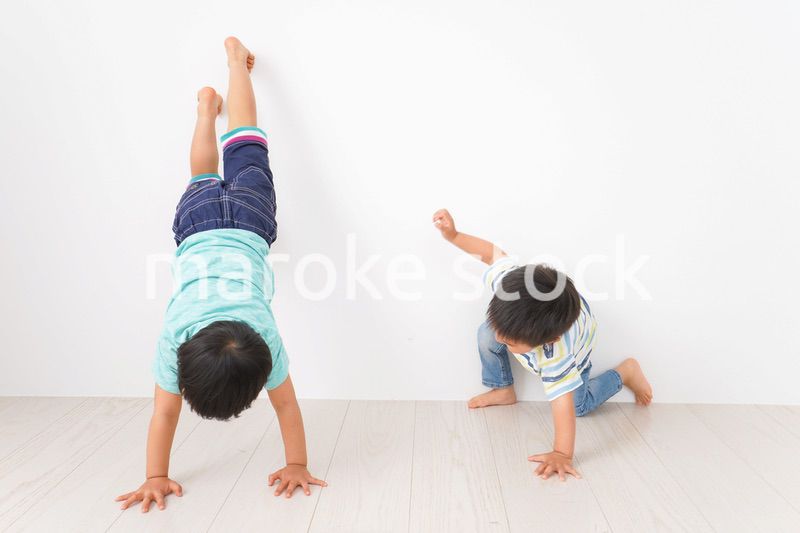 幼稚園で楽しく遊ぶ男の子