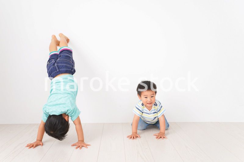 幼稚園で楽しく遊ぶ男の子