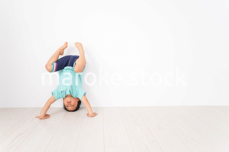 幼稚園で楽しく遊ぶ男の子