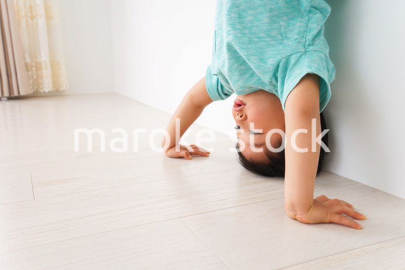 幼稚園で楽しく遊ぶ男の子