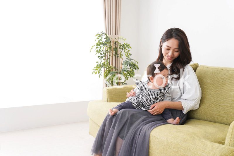 家でリラックスをするお母さんと赤ちゃん