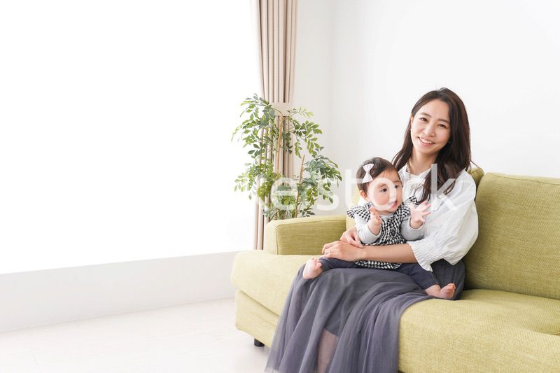 家でリラックスをするお母さんと赤ちゃん