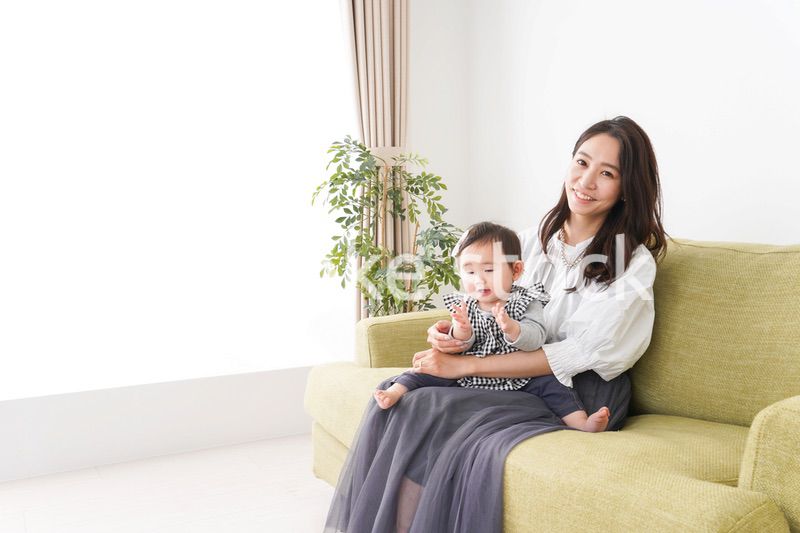 家でリラックスをするお母さんと赤ちゃん