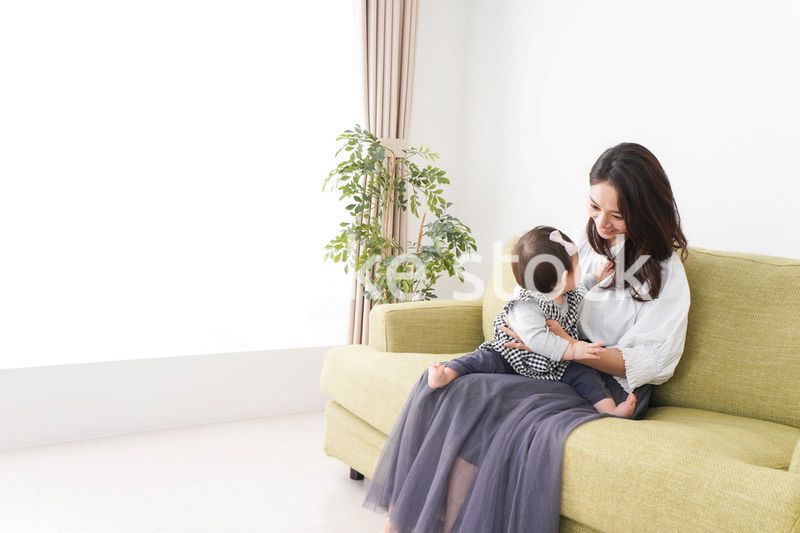 家でリラックスをするお母さんと赤ちゃん