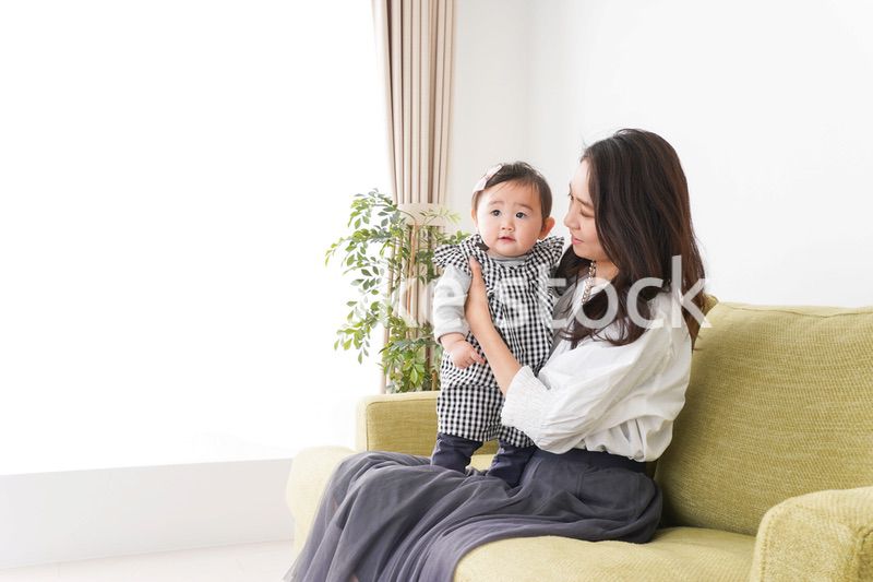 家でリラックスをするお母さんと赤ちゃん