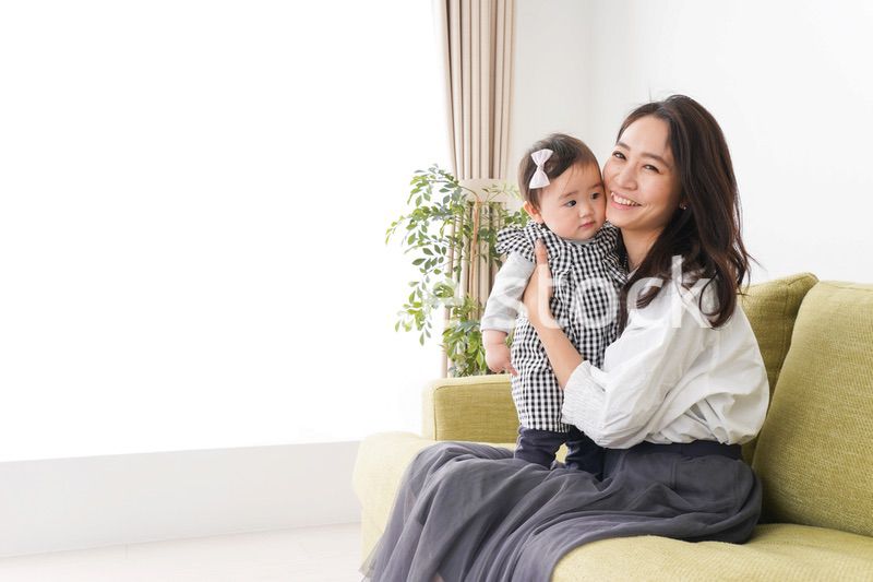 家でリラックスをするお母さんと赤ちゃん